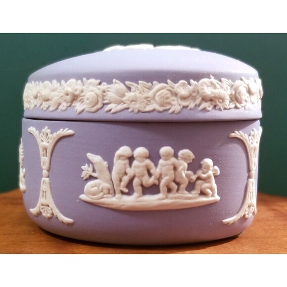 Wedgwood Jasperware Blue Heart Shaped Box Classical Chariot & Cherubs Motif - Picture 5 of 9